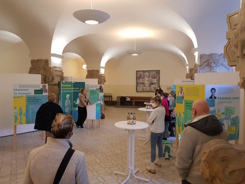 Eröffnung der Ausstellung #EUwomen im Rathaus Charlottenburg mit Bezirksbürgermeisterin Kirstin Bauch am 1. März 2022