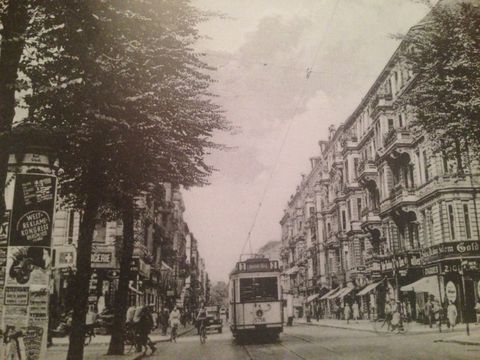 Eine Straßenbahn in der Wilmersdorfer Straße in 1929