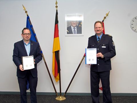 Bildvergrößerung: Bezirksbürgermeister Oliver Igel und der Leiter der Polizeidirektion 3, Michael Lengwenings, mit der neuen Kooperationsvereinbarung