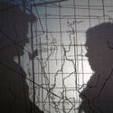 Bildvergrößerung: Schatten von Birgit Auf der Lauer & Caspar Paul, geworfen auf die Leinwand mit Landkarten