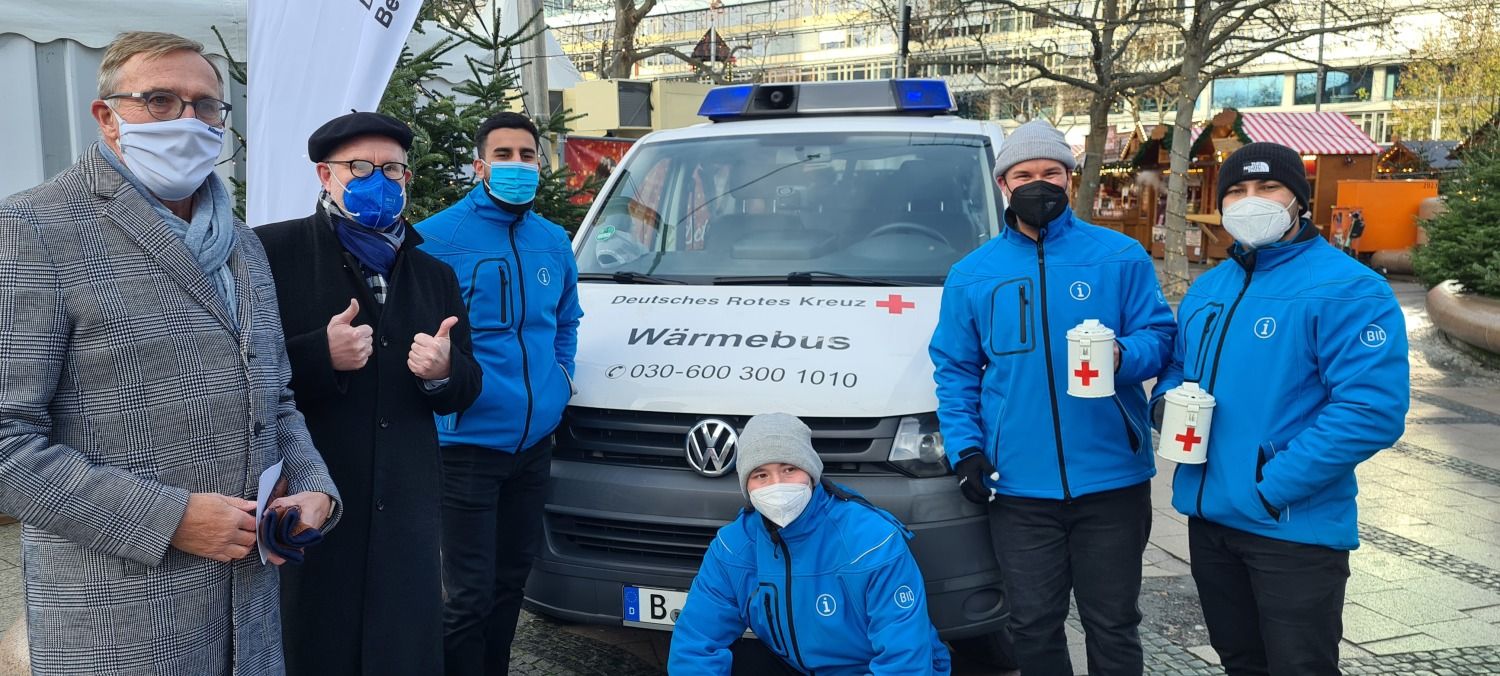 Klaus-Jürgen Meier von der AG City und Bezirksbürgermeister Reinhard Naumannmit Mitarbeitern des DRK Berlin vor dem Wärmebus 