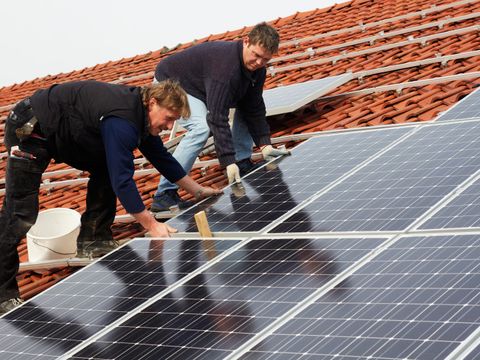 Installation von Solarmodulen auf dem Dach