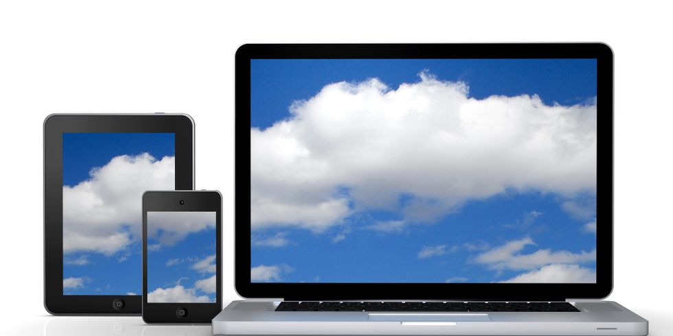 Tabletcomputer, Smartphone und Laptop mit wolkigem blauen Himmel auf den Bildschirmen