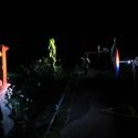Bildvergrößerung: bunt beleuchtete Skulpturen im Park bei einem Lichtevent im Beiptorgramm zur Ausstellung