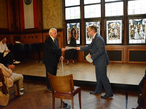 Bildvergrößerung: Bezirksbürgermeister Igel übergibt Herrn Fürstenberg die Bürgermedaille