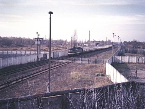 Transitzug aus Hamburg durchfährt die Grenzanlagen am Bahnhof Berlin-Staaken, 1986