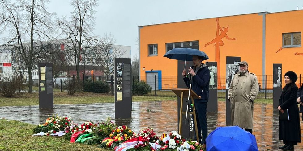 Bezirksbürgermeister Gordon Lemm vor der Holokaust-Gedenkstätte Marzahn-Hellersdorf