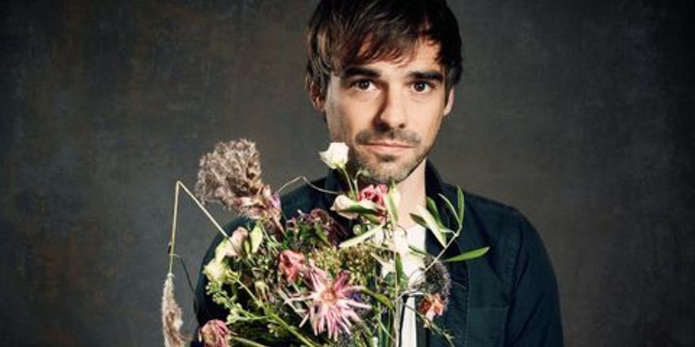 Portrait Sebastian Lehmann - mit zerfleddertem Blumenstrauß