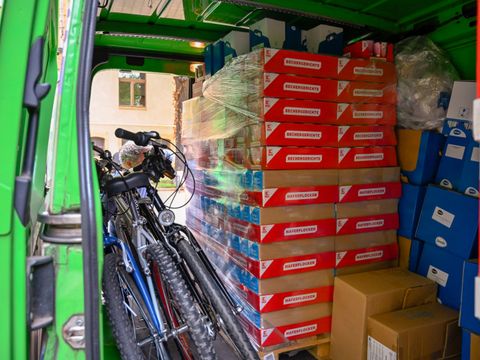 Hilfstranporter mit Gütern für die Fahrtn ach Riwne