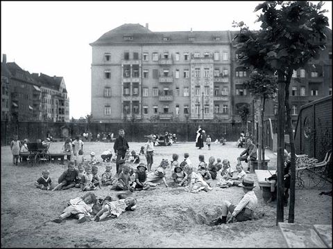 Erwin Barth - Gustav-Adolf-Platz (Mierendorffplatz), Sandspielplatz mit Kindern, um 1913
