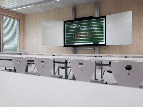 Bildvergrößerung: Eindrücke eines Unterrichtsraumes mit digitaler Tafelalternative.