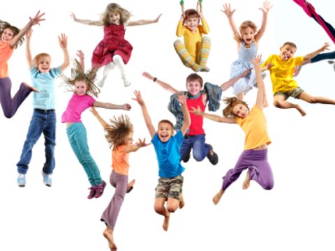 Gruppe von glücklichen fröhlich sportliche Kinder springen und tanzen