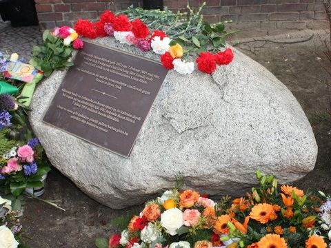 Gedenkstein Hatun Sürücü am Todestag mit Blumen