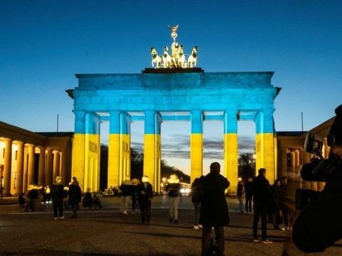 Brandenburger Tor in den Farben der Ukraine