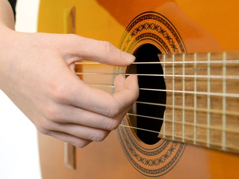 Bildvergrößerung: Frau spielt Gitarre