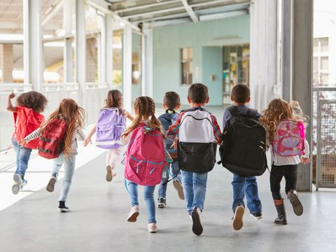 Kinder rennen zum Schuleingang