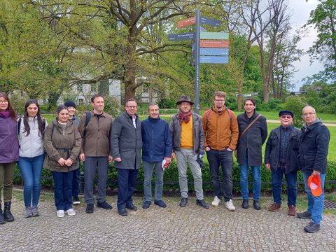 Die türkische Delegation mit ihren Gastgebern vor dem Städtepartnerschafts-Wegweiser am Rathaus Treptow