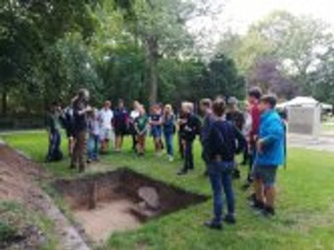 Bildvergrößerung: Schulgruppe an Grabung auf dem Friedhof der Märzgefallenen