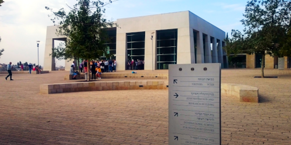 Eingangsbereich der Gedenkstätte Yad Vashem - Beton-Gebäude mit belebtem Vorplatz