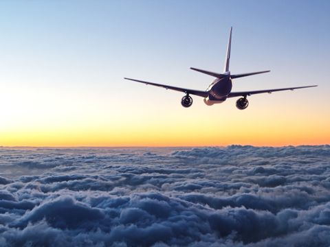 Flugzeug fliegt über den Wolken. Egal, welche Airline Sie nehmen: Fliegen schadet dem Klima