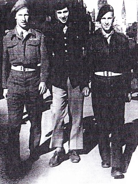 Bildvergrößerung: Manfred und Harry Nomburg mit einem Freund aus früheren Zeiten, Berlin Mai 1946