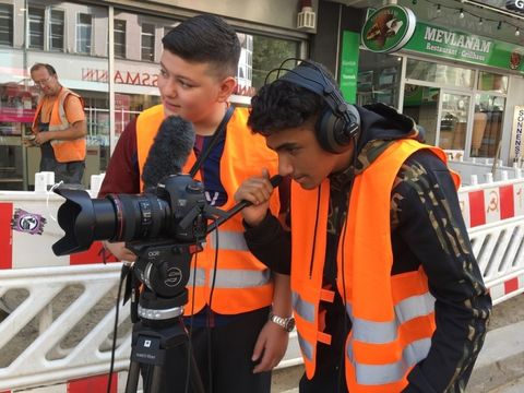 Zwei Schüler bei Filmaufnahmen an der Baustelle Karl-MArx-Straße