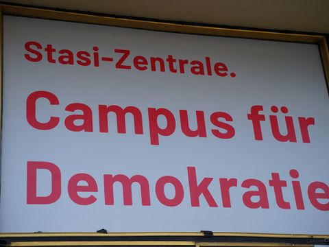 Schriftzug Stasi-Zentrale. Campus für Demokratie