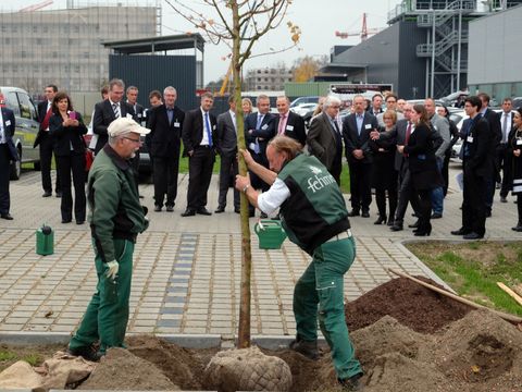 Bildvergrößerung: Baumpflanzung bei der Firmeneinweihung in Adlershof
