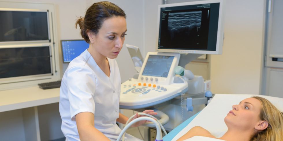 Frau mit Ultraschall und Ultraschall