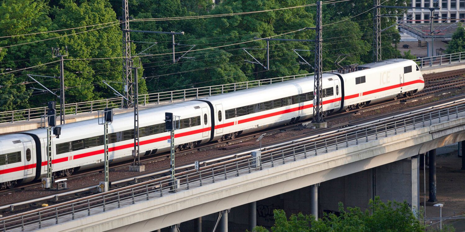 Ein ICE 1 Baureihe 401 auf der Fahrt durch Berlin (Stadtbahn im Bereich des Hbf)