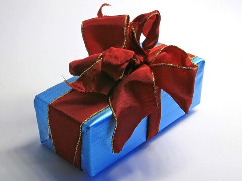 blaues Paket mit roter Schleife