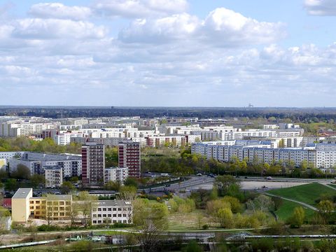 Blick vom Kienberg über das Wuhletal auf die Großsiedlung Hellersdorf 