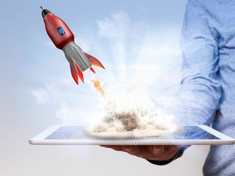 Rakete startet von einem Tablet, das von einer Hand getragen wird