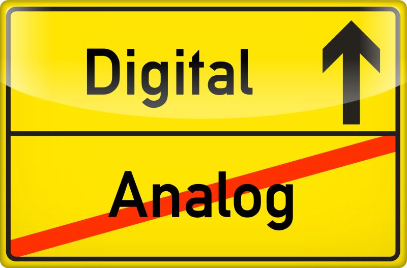 Gelbes Schild "Digital statt Analog"