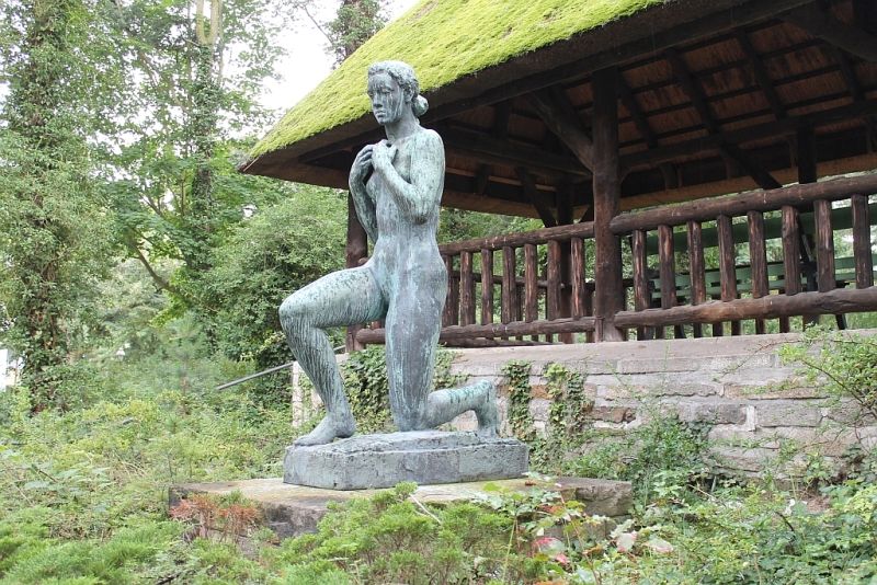 Georg-Kolbe-Hain, Skulptur Große Kniende, Kiezspaziergang 12.08.2017