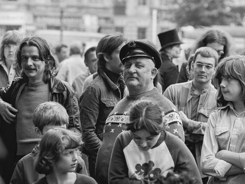 Mann mit Arbeitermütze beim Strassenfest am Klausenerplatz, 1979