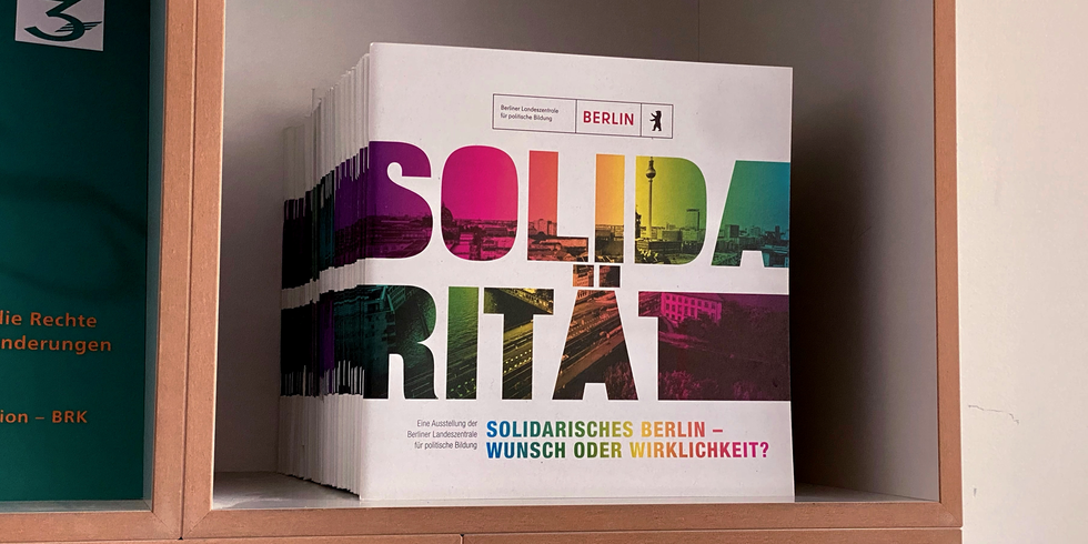Broschüren zur Ausstellung "Solidarität" in einem Regal