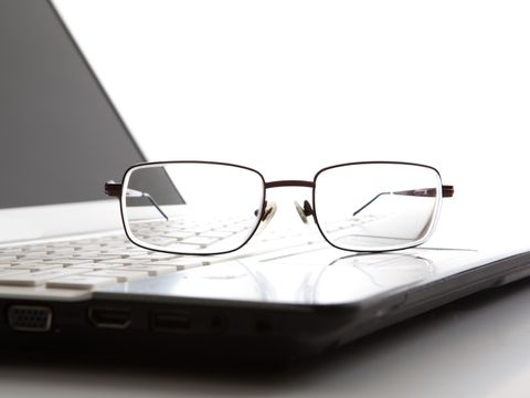 Brille liegt auf einer Laptop-Tastatur