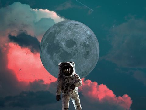 Astronaut läuft auf Betrachter zu, Wolkenhimmel mit Mond im Hintergrund