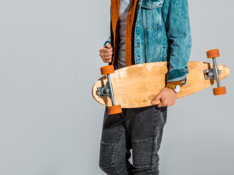 Jugendlicher mit Skateboard