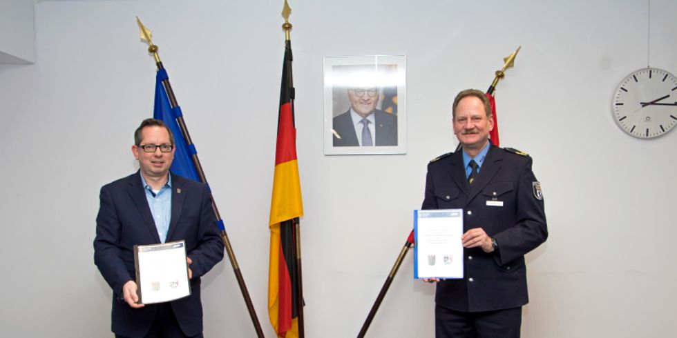 Bezirksbürgermeister Oliver Igel und der Leiter der Polizeidirektion 3, Michael Lengwenings, mit der neuen Kooperationsvereinbarung