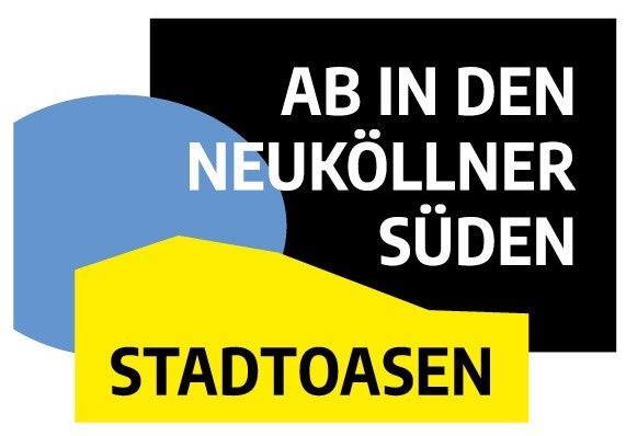 Logo Ab in den Neuköllner Süden. Ein schwarzes Rechteck mit weißer Schrift. Davor ein hellblauer Halbkreis und davor eine gelbe Welle mit dem Wort Stadtoasen 