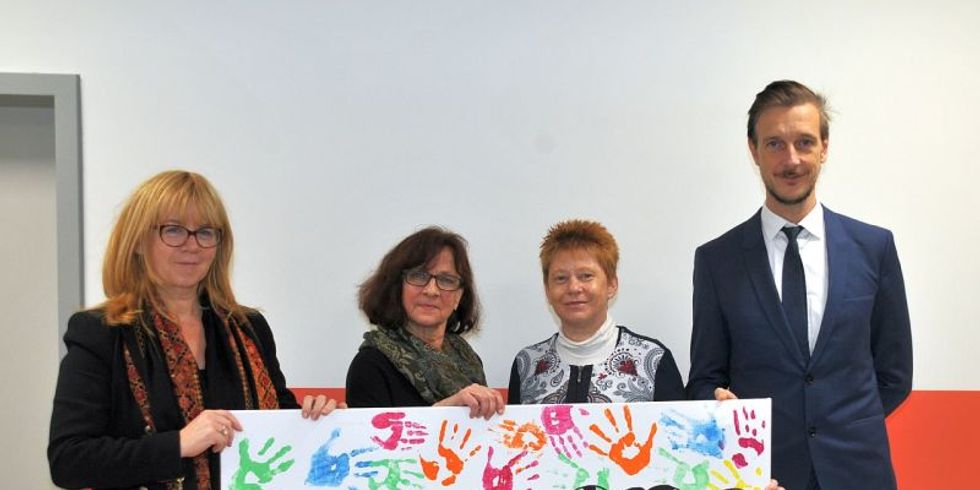 Übergabe Haus 2 der Marcana-Gemeinschaftsschule - Petra Pau, Juliane Witt, Brigitte Wronski und Gordon Lemm mit Schulnamen