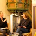 Bildvergrößerung: Annika Gläser im Gespräch mit der Historikerin Dr. Sarah Bornhorst