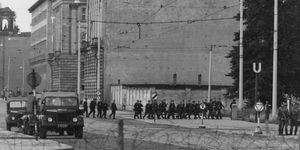Aufmarsch von Volkspolizisten an der Ebert-/Ecke Leipziger Straße; Aufnahme 13. August 1961