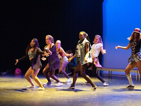 tanzende Mädchen auf einer Bühne