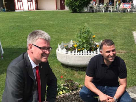 Ismail Oener mit Bezirksbürgermeister Helmut Kleebank