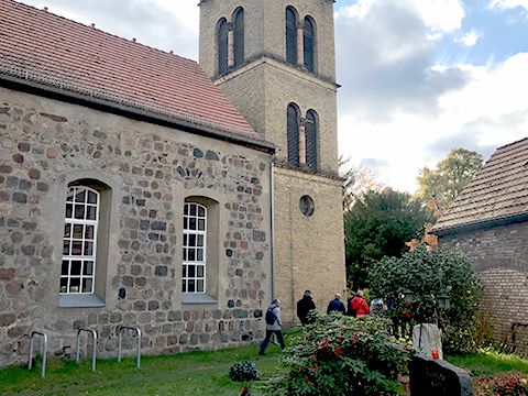 Seitliche Ansicht der Kirche in Alt-Karow