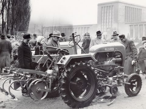 Landmaschinen auf dem Freigelände der Grünen Woche im Jahr 1953