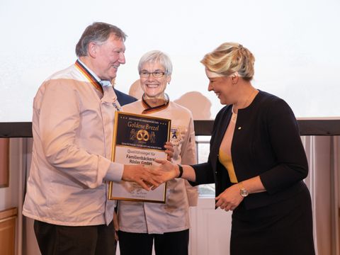 Bildvergrößerung: Überreichung der Urkunde "Goldene Brezel" für Andreas Rösler (links), Christa Lutum (mitte) und die Regierende Bürgermeisterin Franziska Giffey gratuliert (rechts) 